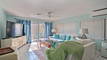 TV connectée, livres, vidéothèque