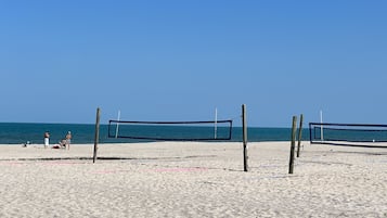 在海滩、沙滩椅、沙滩毛巾