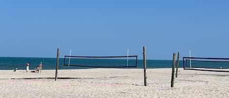 在海滩、沙滩椅、沙滩毛巾