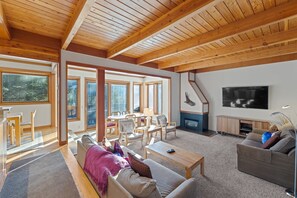 Smart-TV, Kamin, Bücher