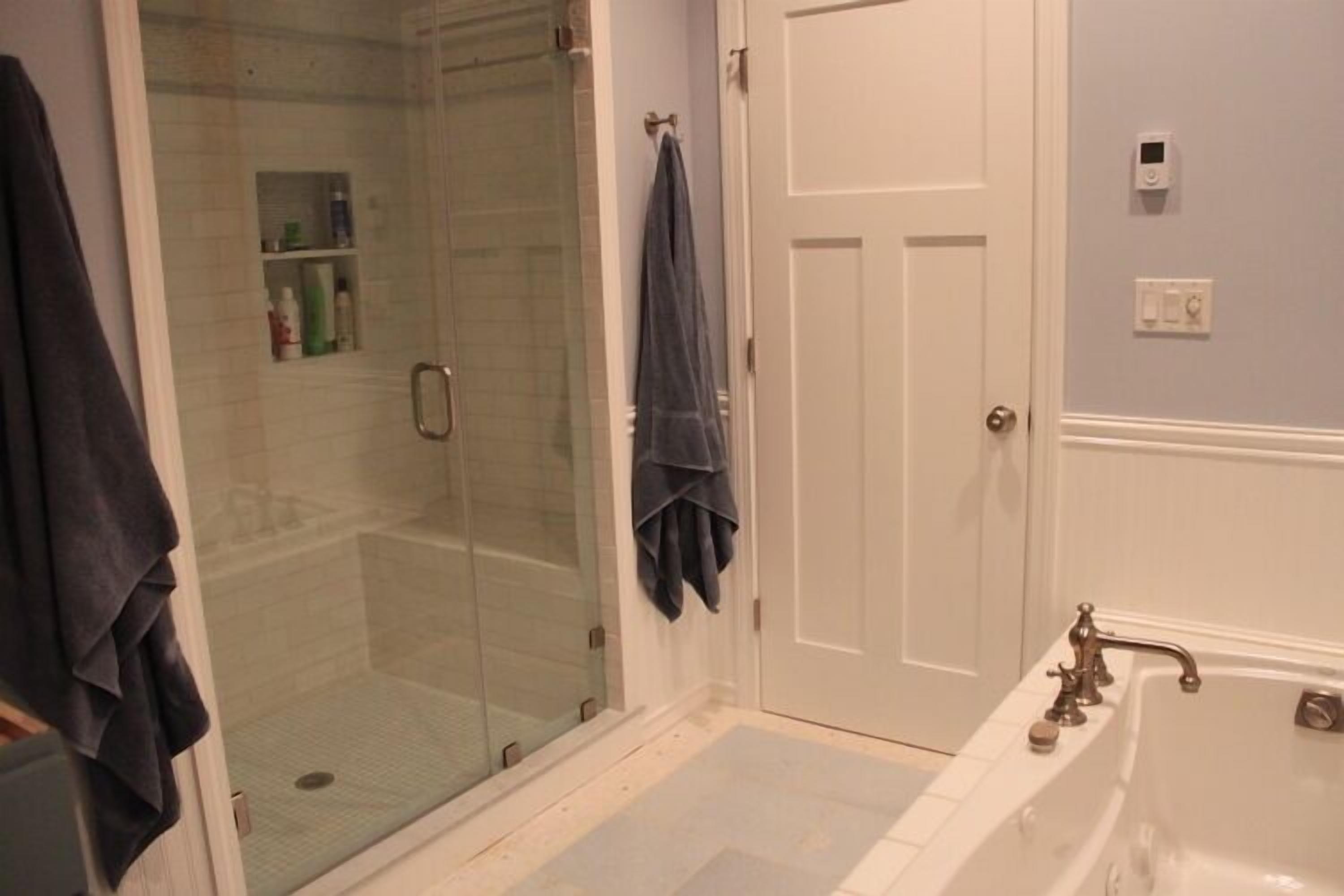 Master Bathroom complete with jacuzzi bathtub...... enjoy.
