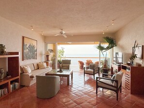 Een smart-tv, een tafeltennistafel en boeken