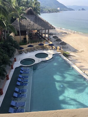 Pool - Beachfront Condo in Puerto Vallarta - Los Palmares (Puerto Vallarta)