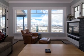 Smart TV, fireplace, video games, table tennis