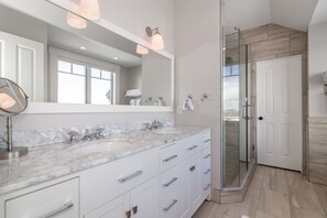 Combined shower/bathtub, hair dryer, towels, soap - On The Mountain Heated Floor Ski-in Ski-out Granby Ranch Amazing (Granby)
