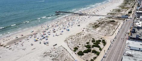 Perto da praia, espreguiçadeiras, toalhas de praia 