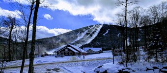 Fabuloso condominio de 2 habitaciones, a pocos pasos del sendero Grammy Jay.