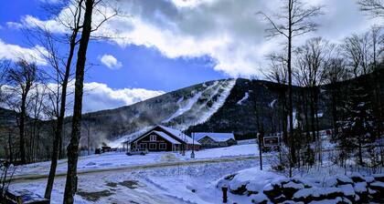 Fabuloso condominio de 2 habitaciones, a pocos pasos del sendero Grammy Jay.