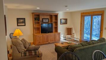 TV connectée, lecteur de DVD, livres