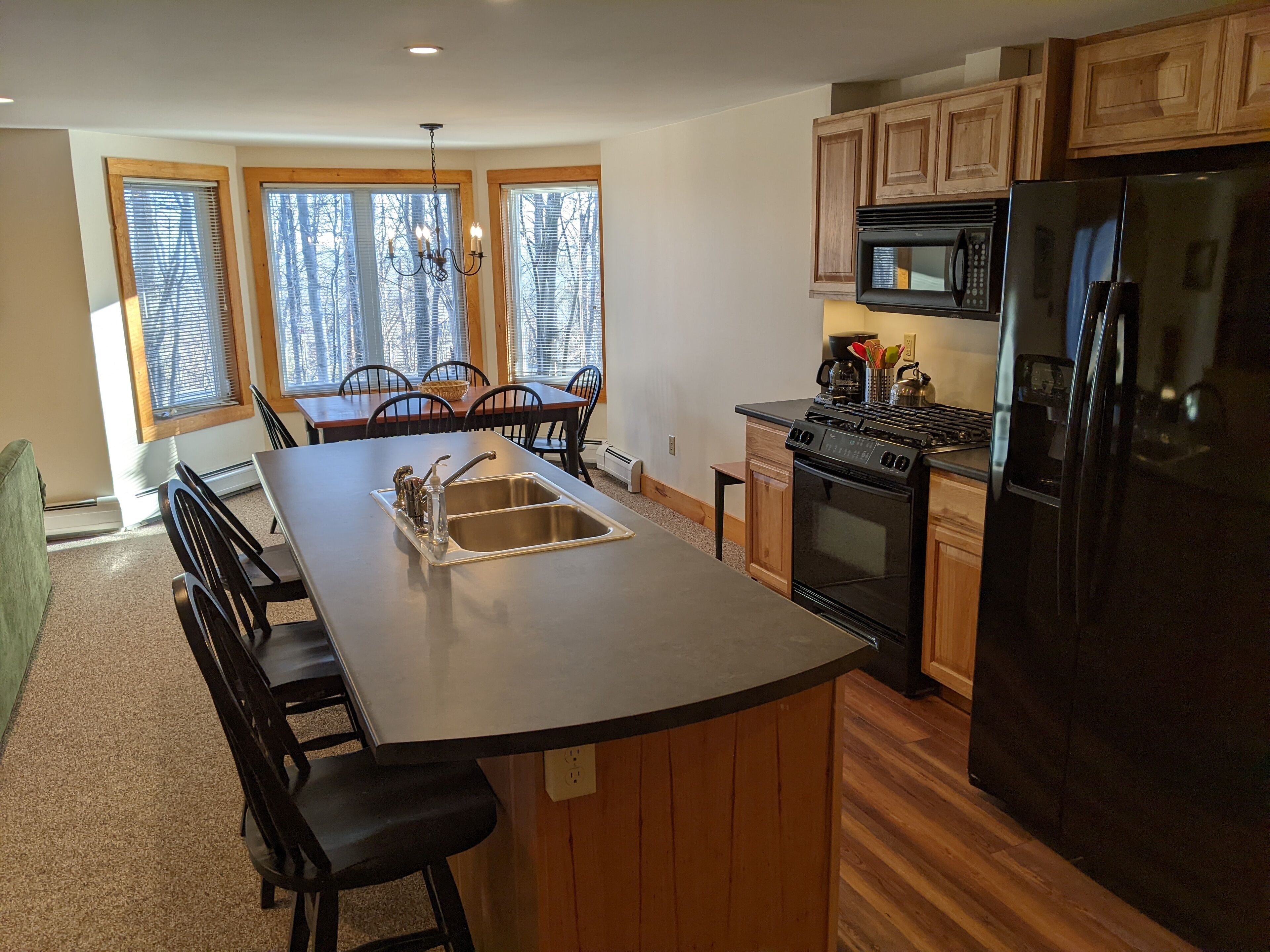 Réfrigérateur, four à micro-ondes, un four, surface de cuisson