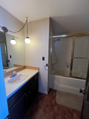 Duschwanne, Whirlpool, Handtücher, Toilettenpapier