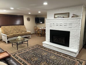 Una Smart TV, una chimenea, libros