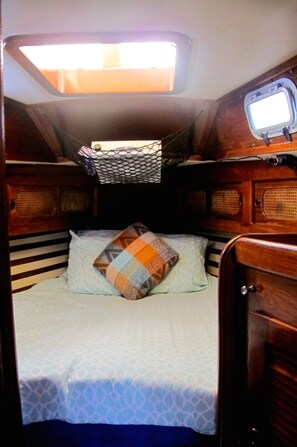 2 bedrooms, internet, bed sheets