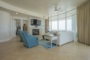 Smart TV, fireplace