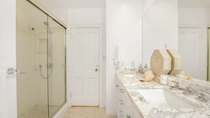 Tina, secadora de cabello, toallas, shampoo 