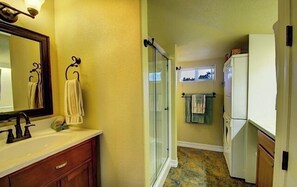 Combined shower/tub, hair dryer, towels