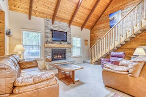 Televisio, takka, DVD-soitin, pöytäjalkapallopöytä