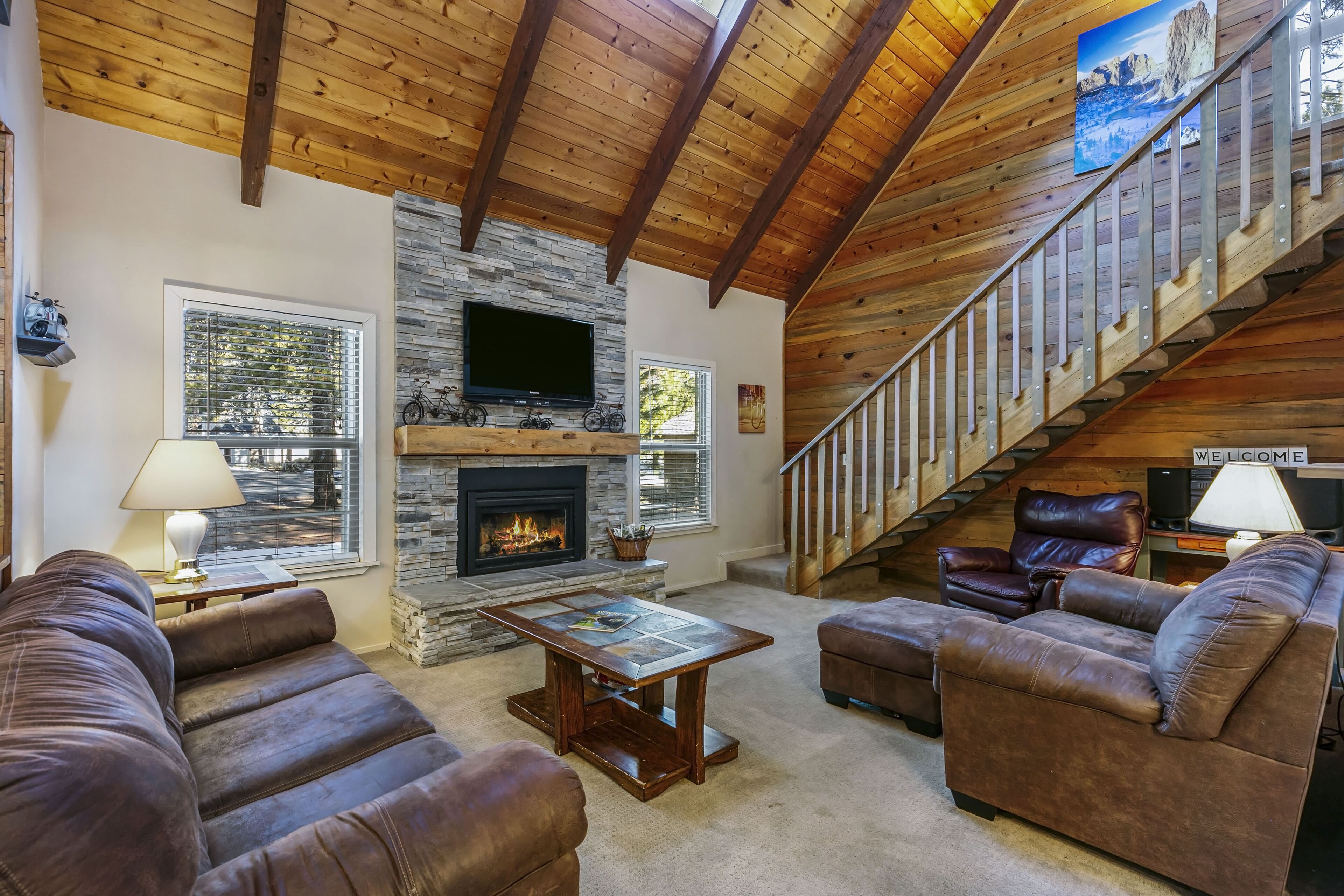 15 Lupine Lane Sleeps up to 12 and is between the SHARC and Fort Rock Park!