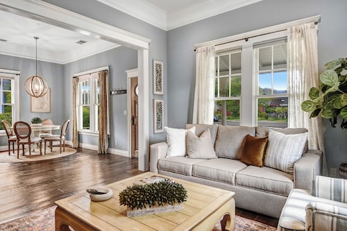 Historic Luxury Bungalow 3 Blocks to Sonoma Plaza, Hot Tub & Bikes!