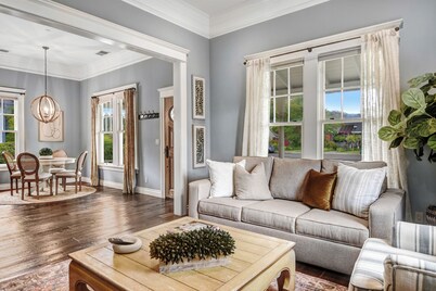 Historic Luxury Bungalow 3 Blocks to Sonoma Plaza, Hot Tub & Bikes!