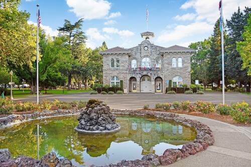 Historic Luxury Bungalow 3 Blocks to Sonoma Plaza, Hot Tub & Bikes!