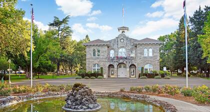 Historic Luxury Bungalow 3 Blocks to Sonoma Plaza, Hot Tub & Bikes!