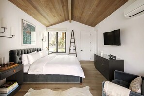 5 bedrooms, desk, iron/ironing board, free WiFi
