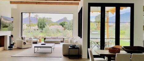 TV connectée, cheminée, jeux vidéo, livres