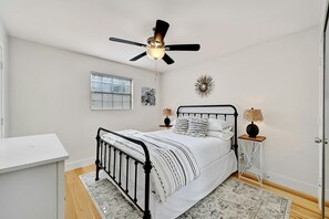 3 bedrooms, desk, iron/ironing board, WiFi - Renovated 3BA/2BD Condo 2 Miles from Downtown (Austin)