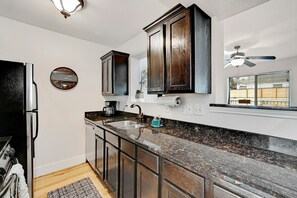 Fridge, microwave, oven, stovetop - Renovated 3BA/2BD Condo 2 Miles from Downtown (Austin)