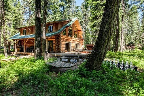 Custom Log Home w/ Hot Tub, Game Loft & 5 minute walk to River & Sandy Beach!