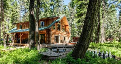 Custom Log Home w/ Hot Tub, Game Loft & 5 minute walk to River & Sandy Beach!