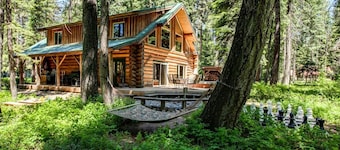 Custom Log Home w/ Hot Tub, Game Loft & 5 minute walk to River & Sandy Beach!