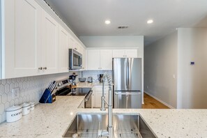 Lave-vaisselle, cafetière/bouilloire, chaise haute, four grille-pain