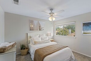 3 bedrooms, memory-foam beds, desk, iron/ironing board - 3 Bedroom Family Friendly House w/ Southern Charm (Frisco)