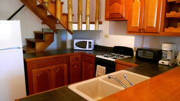 Een koelkast, een microgolfoven, een oven, een kookplaat