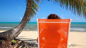 Plage, chaises longues, serviettes de plage