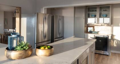 The Oregon Beach House, Sleeps 12, Hot Tub, Theater Room, WiFi, Oceanfront, Beach Access, BBQ