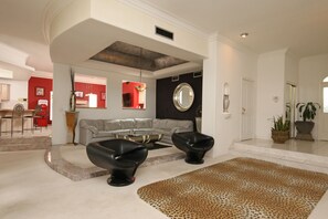 Interior - Pool Compareable to Mirage, Palapa, 82 in Hd TV, Minutes from Strip (Las Vegas)