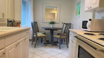 Refrigerador, microondas y utensilios de cocina