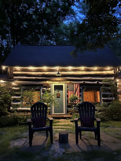 125 Year Old Log Cabin in Good Hart/Tunnel of Trees Lake Michigan Beach Access!