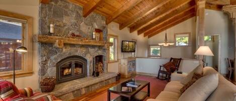 Una televisión de pantalla plana, una chimenea