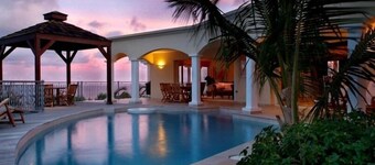 素晴らしいオーシャンビュー、プライベートプール、6分のビーチアクセス、5つ星レビュー、 