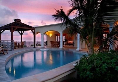 Luxury Villa w Spectacular Ocean Views, private pool/Hottub, Walk to Beach