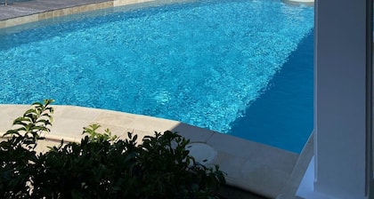 Espectaculares vistas al mar, piscina privada, acceso a la playa de 6 minutos, comentarios de 5 estrellas,