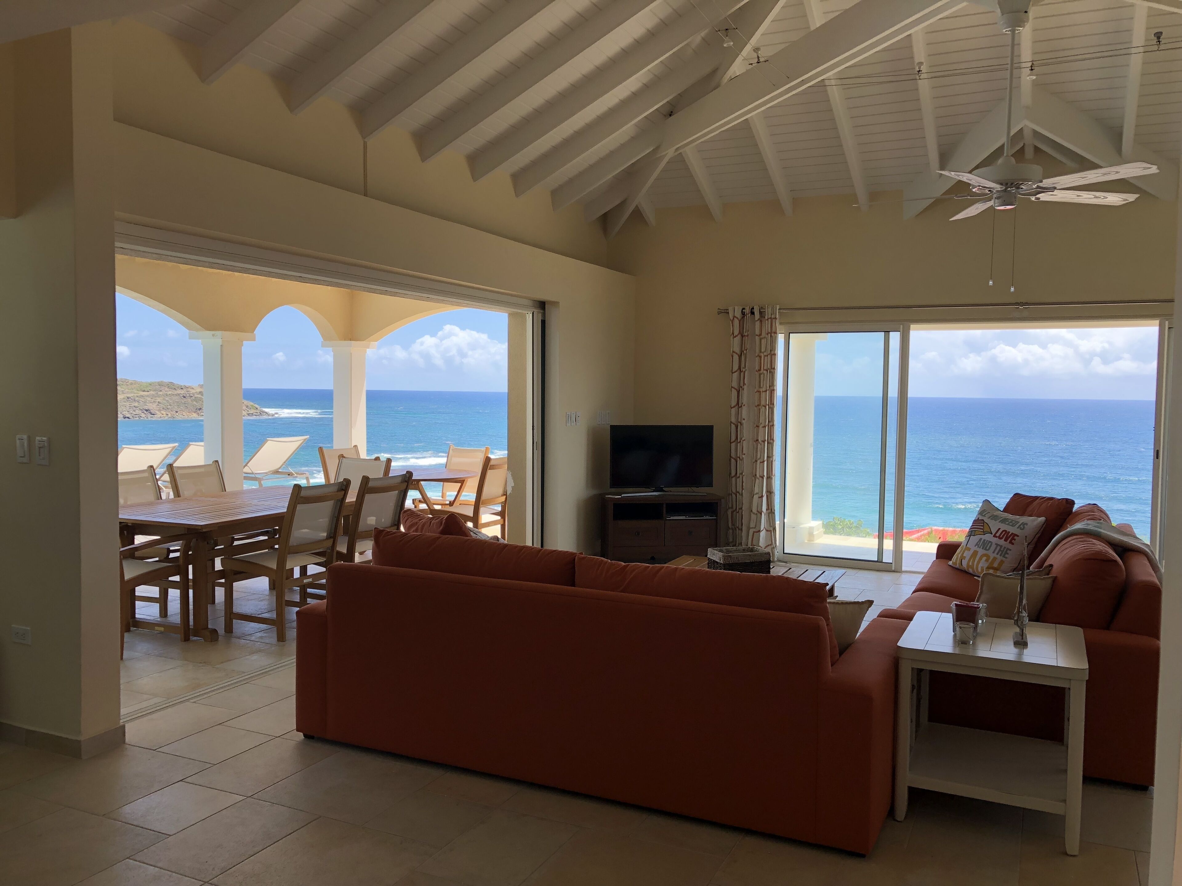 Una Smart TV, un reproductor de DVD, libros, una videoteca