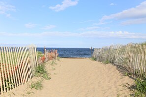 Beach nearby, sun-loungers, beach towels