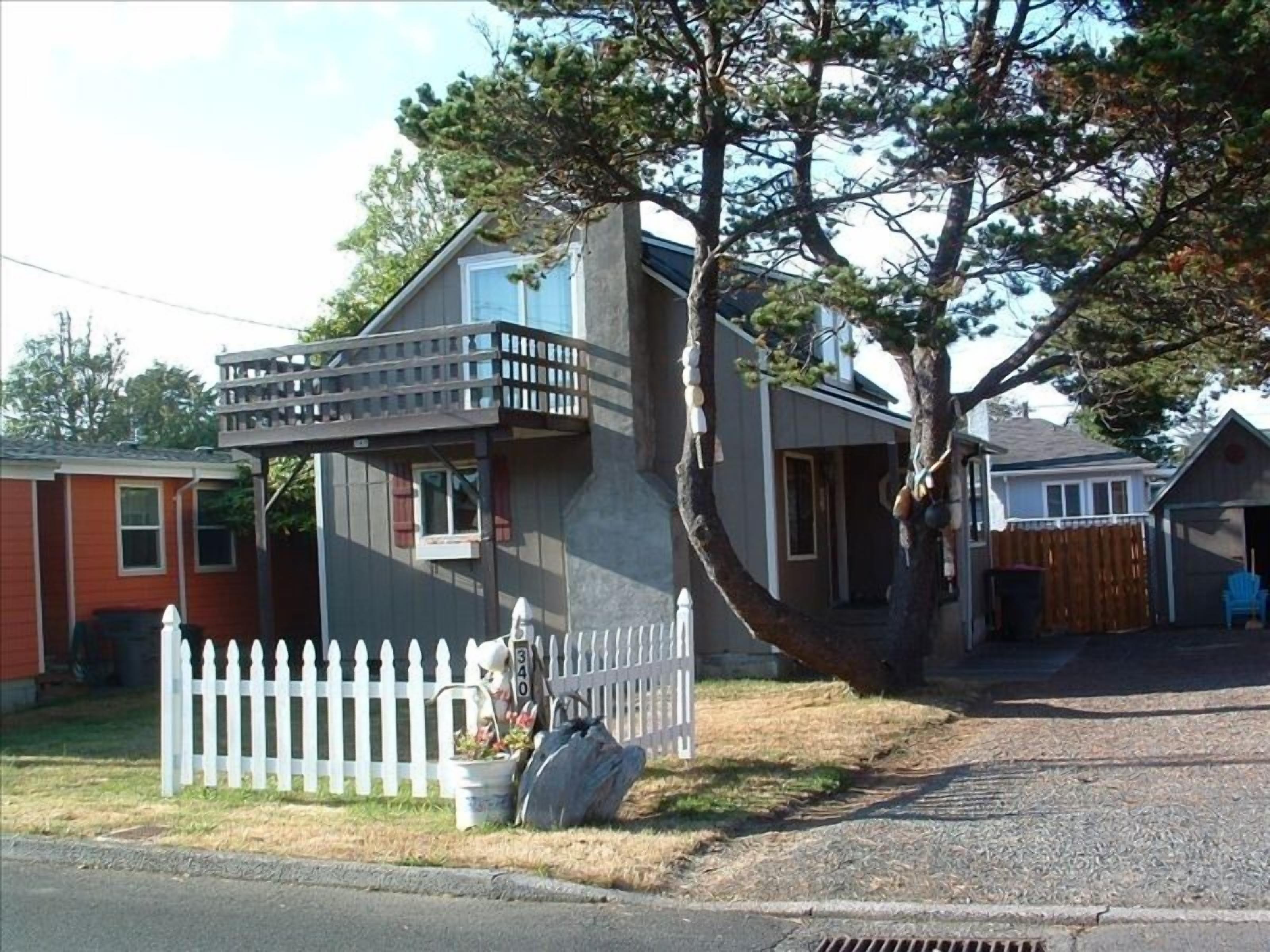 Super Cute. Close to Beach. Easy walking distance to Downtown.