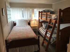 2 bedrooms, free WiFi, wheelchair access - Charming, newly updated 2 Bedroom Cottage, Pet Friendly (Lakeside)