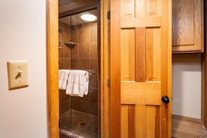 Ensemble douche/baignoire, sèche-cheveux, serviettes fournies, savon